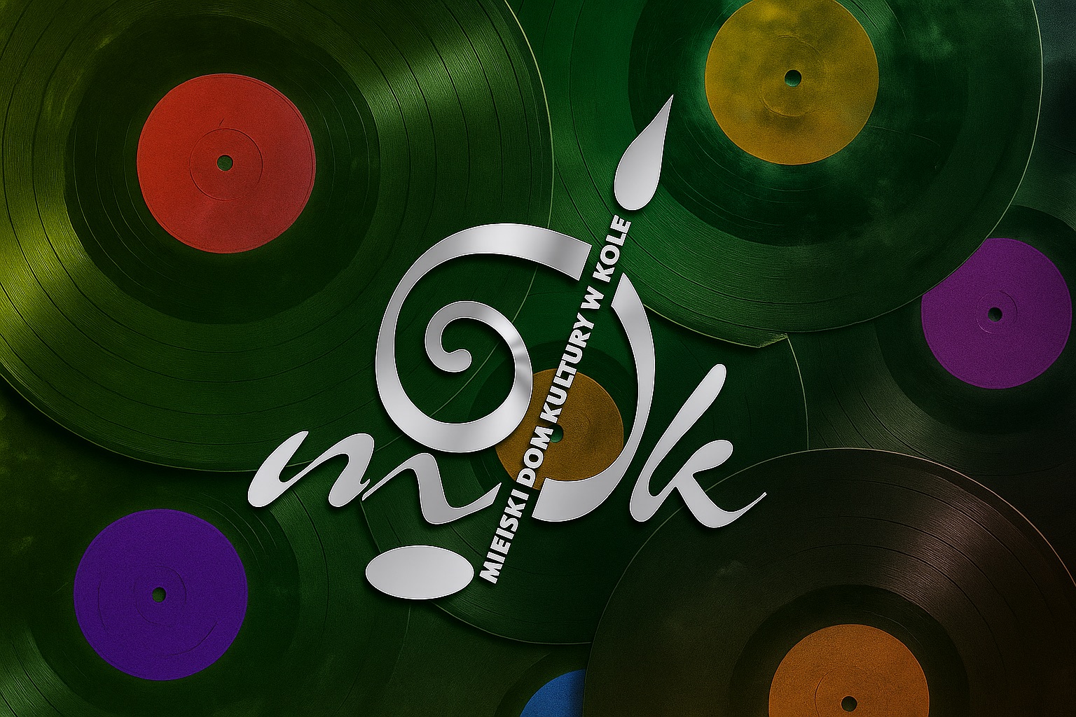 Zdjęcie przedstawia kilka płyt winylowych ułożonych wokół centralnie umieszczonego logotypu instytucji kultury, tworząc estetyczną, muzyczną kompozycję