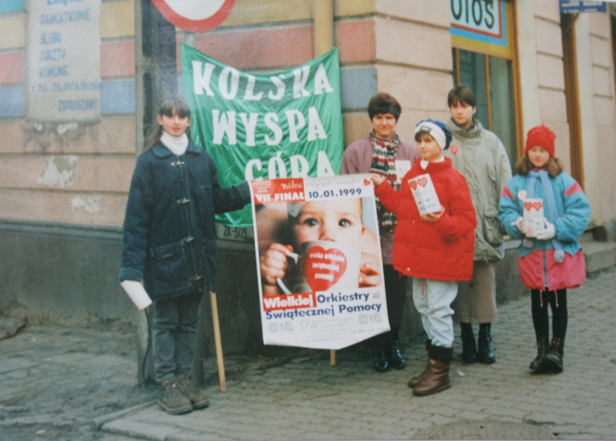 Archiwalne zdjęcie wolontariuszy kwestującymi z puszkami podczas 7. Finału WOŚP w Kole