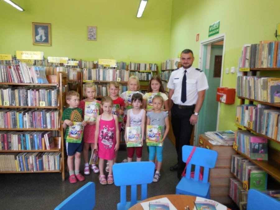 Policjant w bibliotece