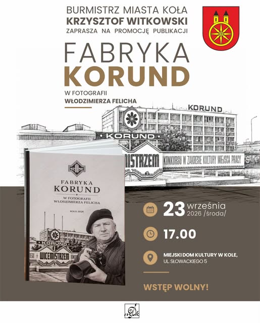Plakat w brązowo-beżowej tonacji z herbem Koła w prawym górnym rogu. Na tle rysunku budynków i szyldów fabryki Korund widoczna okładka albumu oraz zdjęcie mężczyzny z aparatem fotograficznym. Po prawej ikony z datą, godziną i miejscem spotkania.