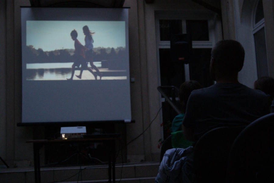 Wakacyjne kino na ratuszowym dziedzińcu