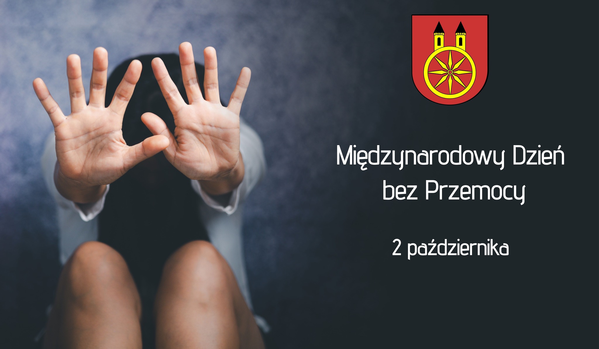 Plansza promująca Międzynarodowy Dzień bez Przemocy. Na czarnym tle widnieje napis Międzynarodowy Dzień bez Przemocy 2 października. W prawym górnym rogu znajduje się herb miasta Koła, z lewej strony kobieta z wyciągniętymi dłońmi.