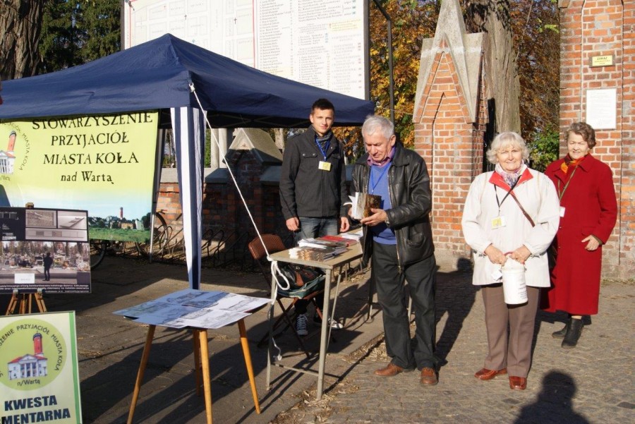 Stowarzyszenie znów stanęło z puszkami przed cmentarzem