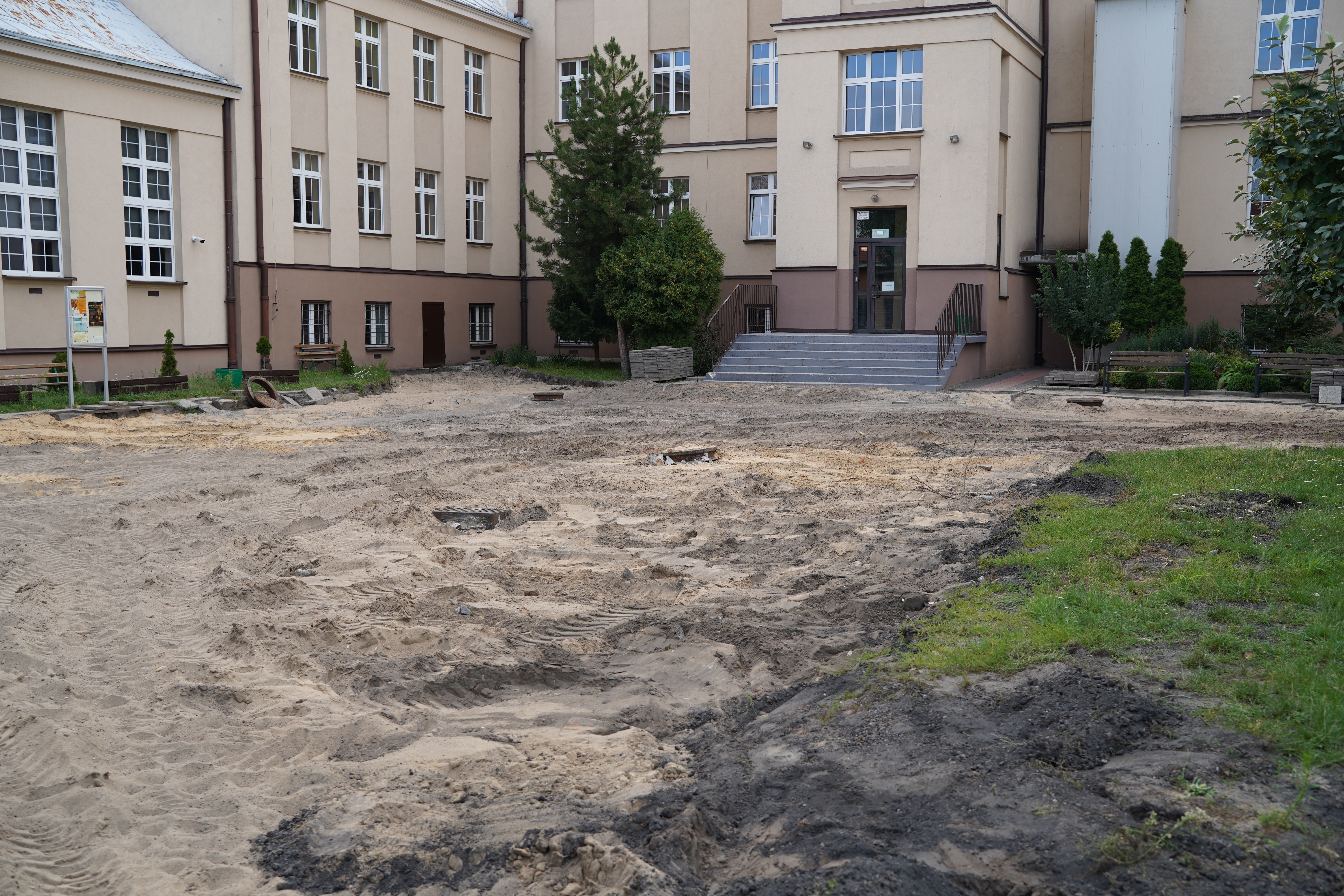 Na zdjęciu fragment Szkoły Podstawowej nr 3 w Kole wraz z remontowanym parkingiem.