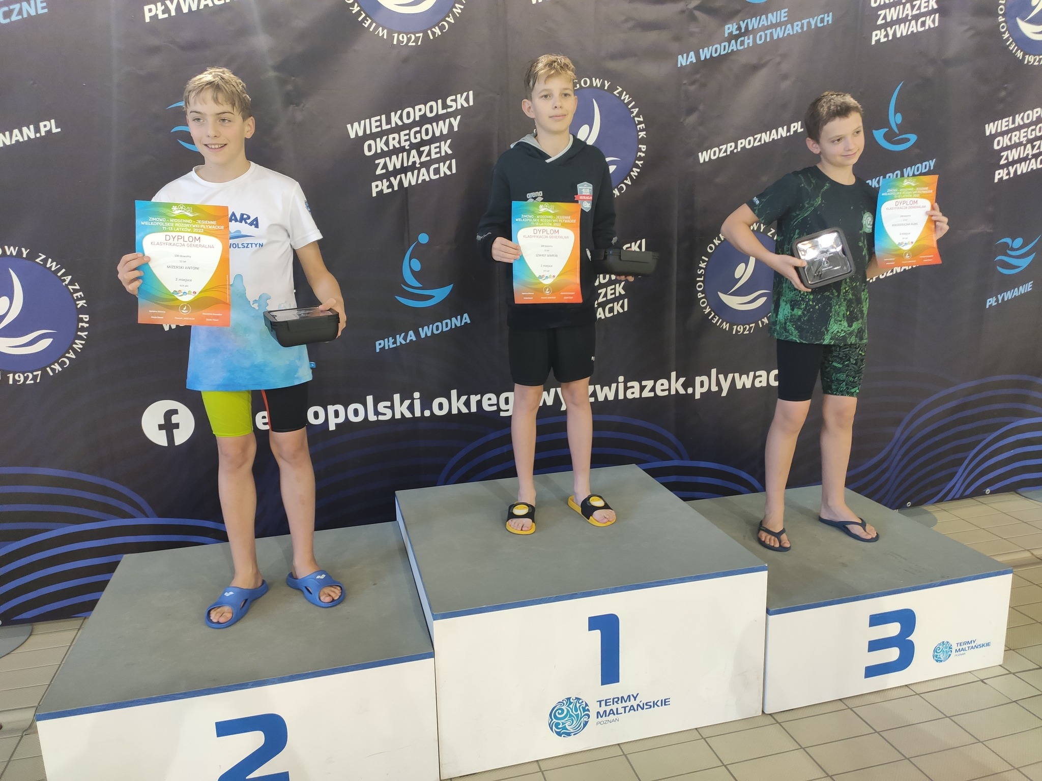 Zawodnik z MUKS Huragan KOŁO na najwyższym stopniu podium z medalem i dyplomem w dłoniach