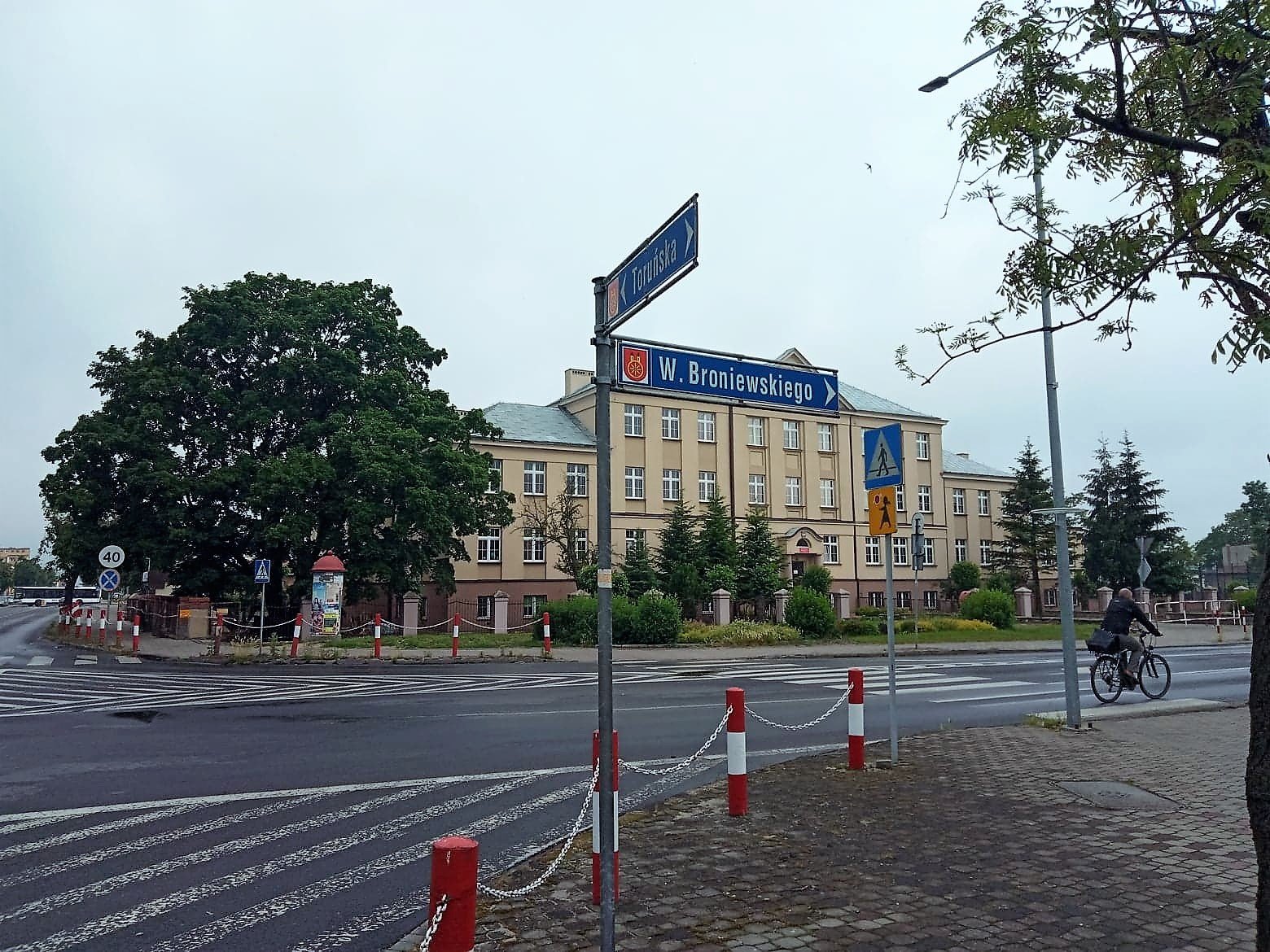 Zdjęcie ulicy Broniewskiego w Kole, w tle Szkoła Podstawowa nr 3 w Kole.