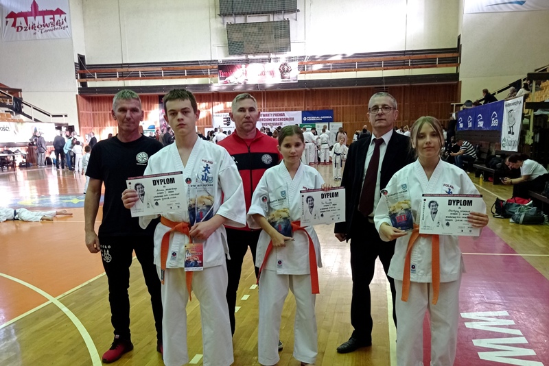 Zawodnicy Kolskiego Klubu Sportów Walki wraz z trenerem i sekundantem sensei Arkadiuszem Wojewoda
