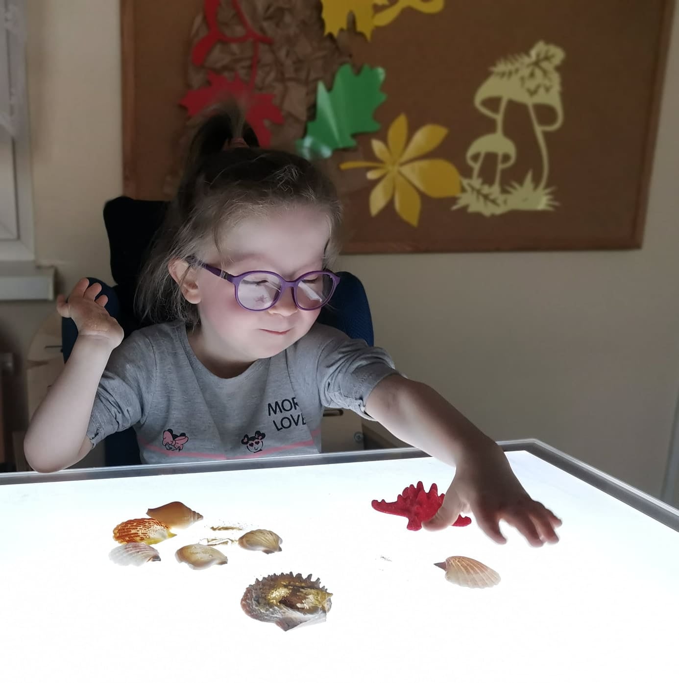 Zdjęcie przedstawia jedną z uczestniczek projektu „Otwórzmy przed nimi życie” w trakcie zabawy.