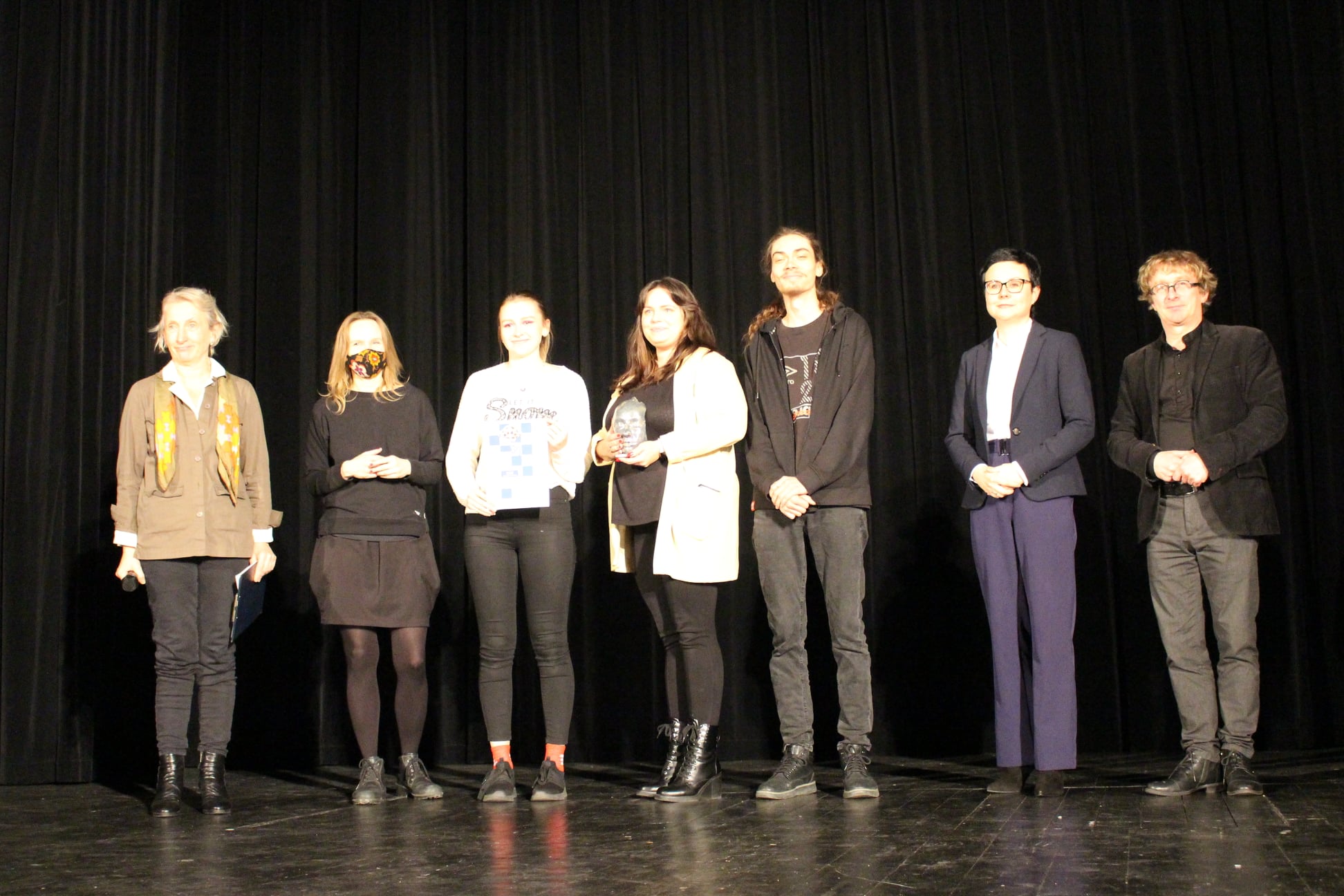 Laureaci MŁODZIEŻOWEGO FESTIWALU TEATRALNEGO „STREFA GRY” na scenie kolskiego emdeku.