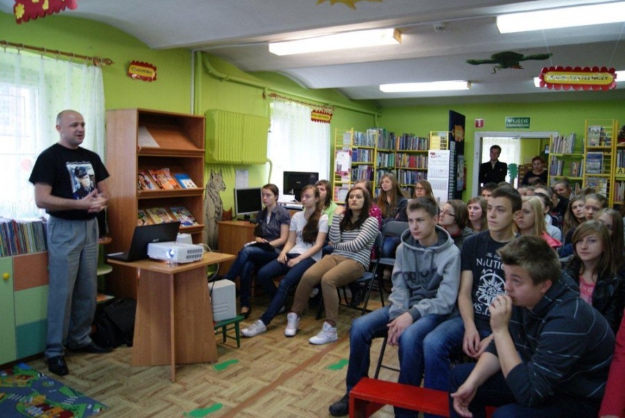 Dariusz Rekosz w książnicy