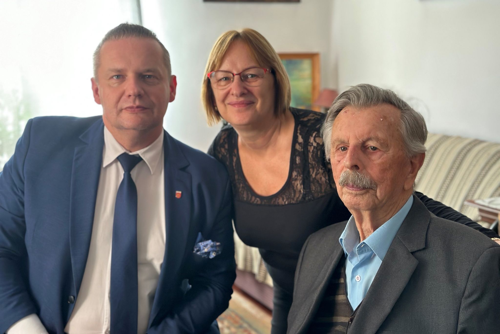 Burmistrz Krzysztof Witkowski, Dyrektor Aleksandra Kowalska i Jubilat Kazimierz Kasperkiewicz