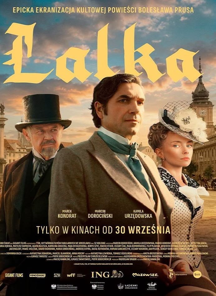 Plakat filmowy w sepiowo-złotej tonacji. Napis Lalka wielkimi żółtymi literami gotyckimi. Trzy postacie w strojach XIX-wiecznych: starszy mężczyzna w cylindrze, mężczyzna w brązowym garniturze z turkusowym krawatem, kobieta w kapeluszu z kwiatami.