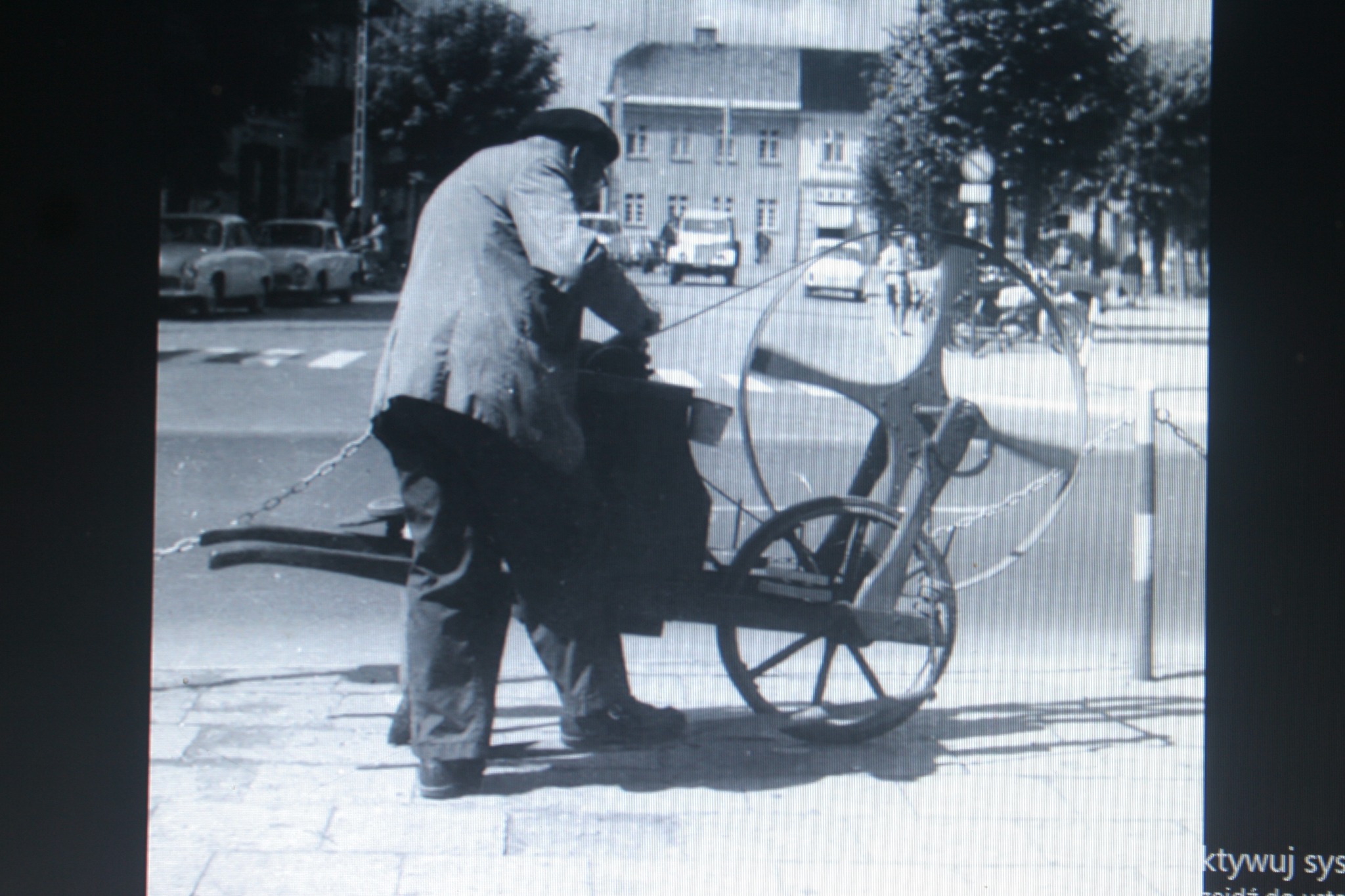 Pan Jan Kelner ze swoim warsztatem na dawnym pl. PZPR – zdjęcie archiwalne