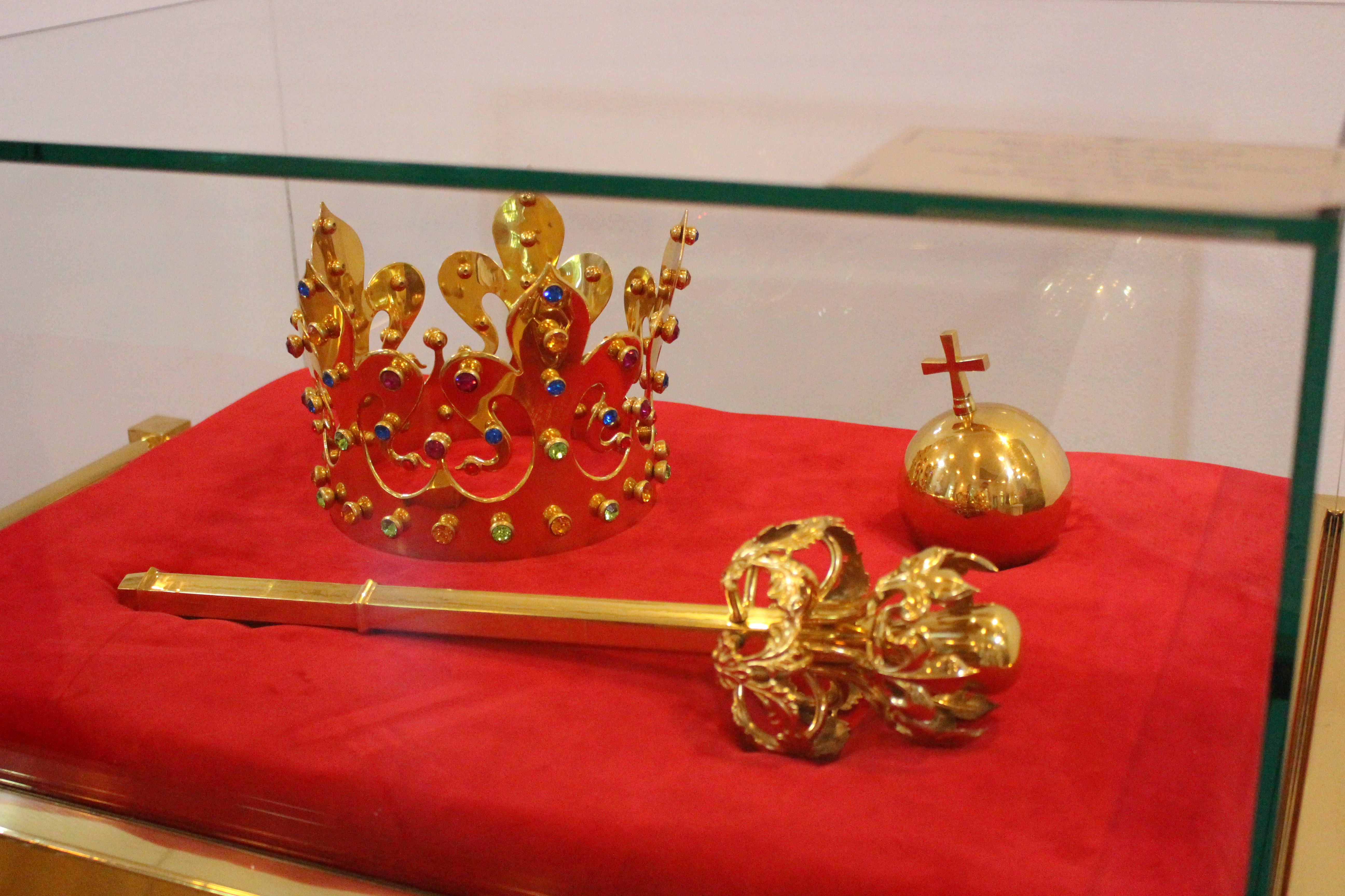 Regalia królewskie korona, berło i jabłko