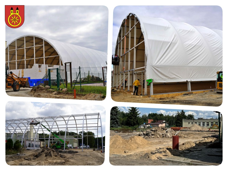 Na zdjęciu widać cztery ujęcia z budowy hali sportowej – konstrukcję stalową, montaż poszycia oraz prace ziemne wokół obiektu.