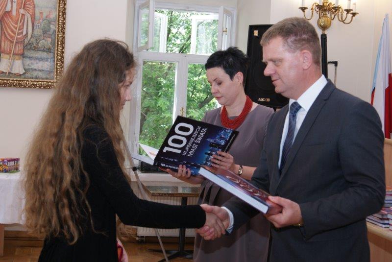 Najlepsi uczniowie nagrodzeni przez burmistrza