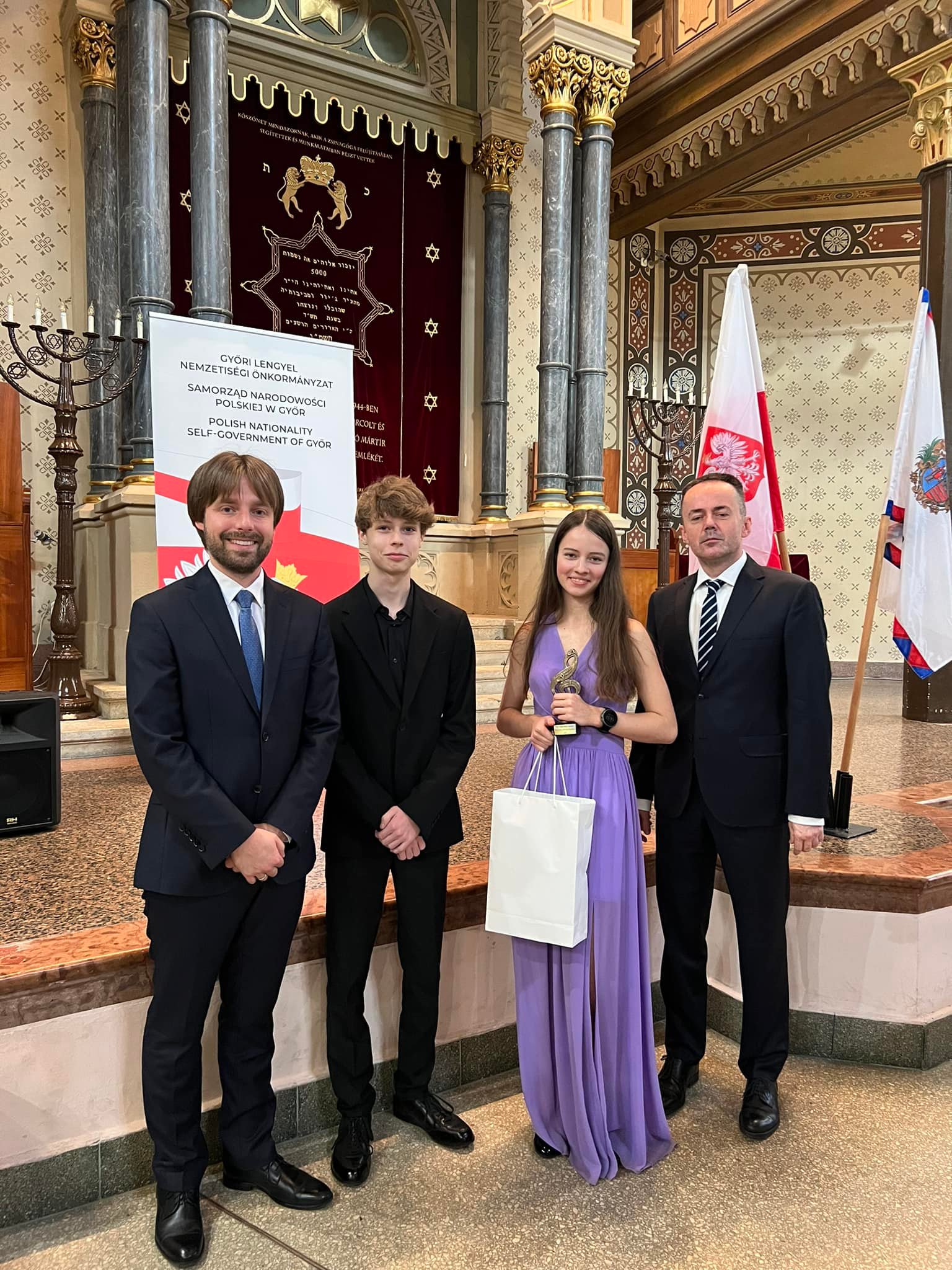Na zdjęciu Aleksander KISTOWSKI, Michał POKRZYWA, Oliwia WALCZAK oraz Konsul Generalny Ambasady RP.