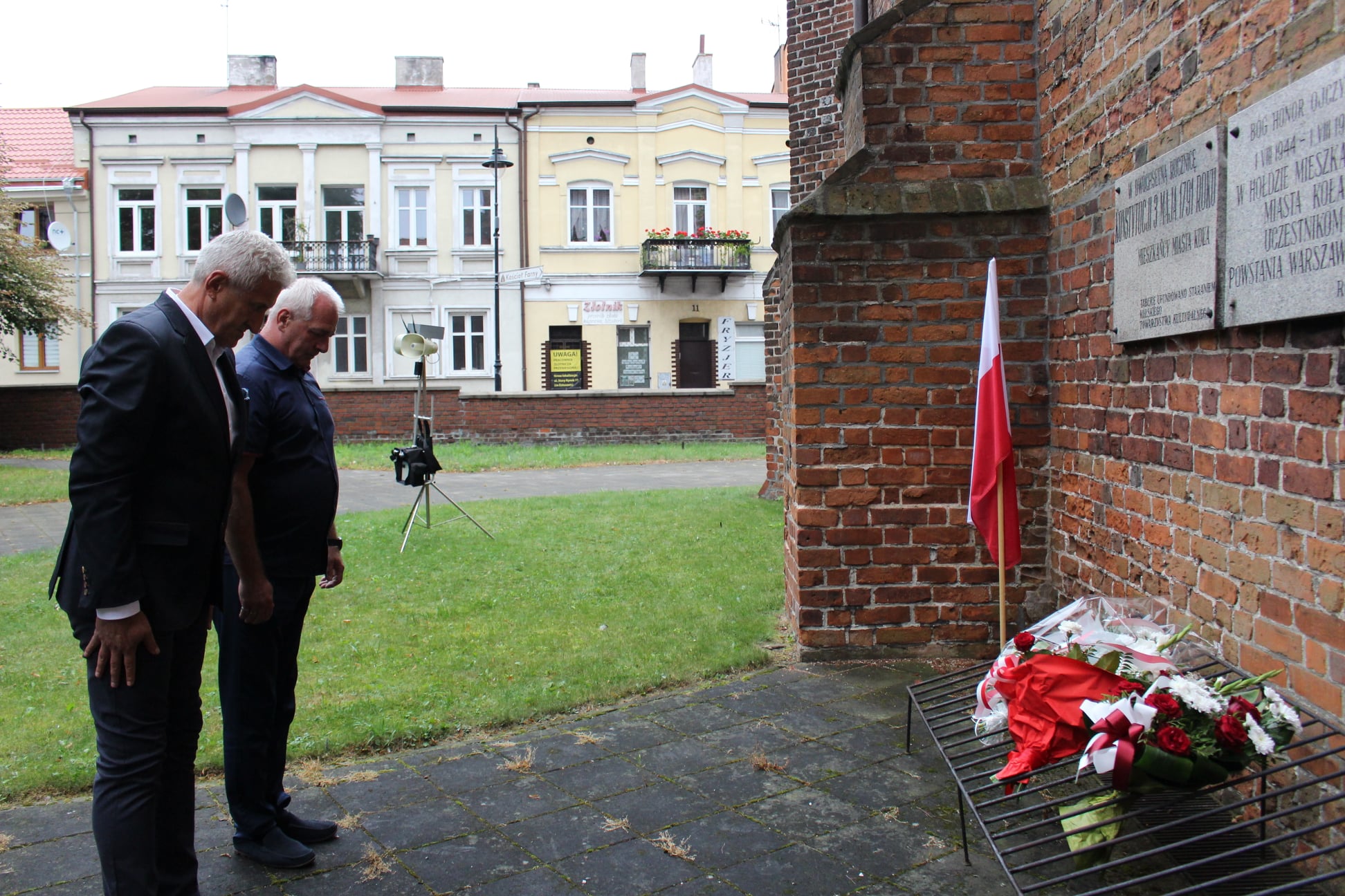Zdjęcie przedstawia Wiceburmistrza składającego kwiaty.
