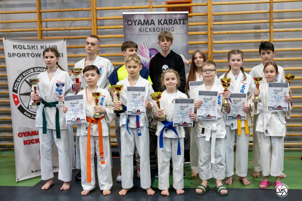Zawodnicy Kolskiego Klubu Sportów Walki z pucharami i dyplomami