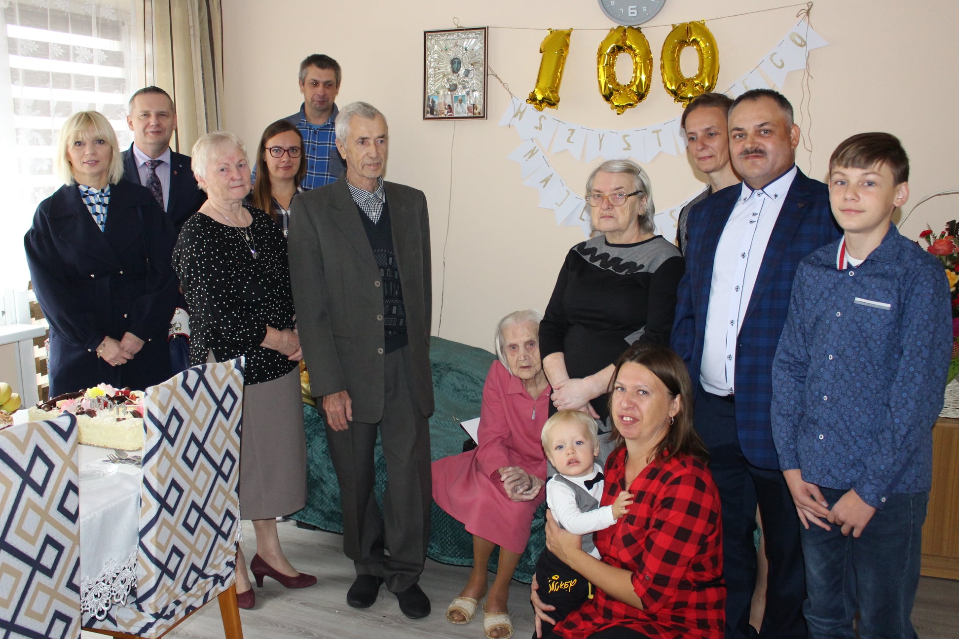 Jubilatka wraz z rodziną i Burmistrz Miasta Koła Krzysztof Witkowski.