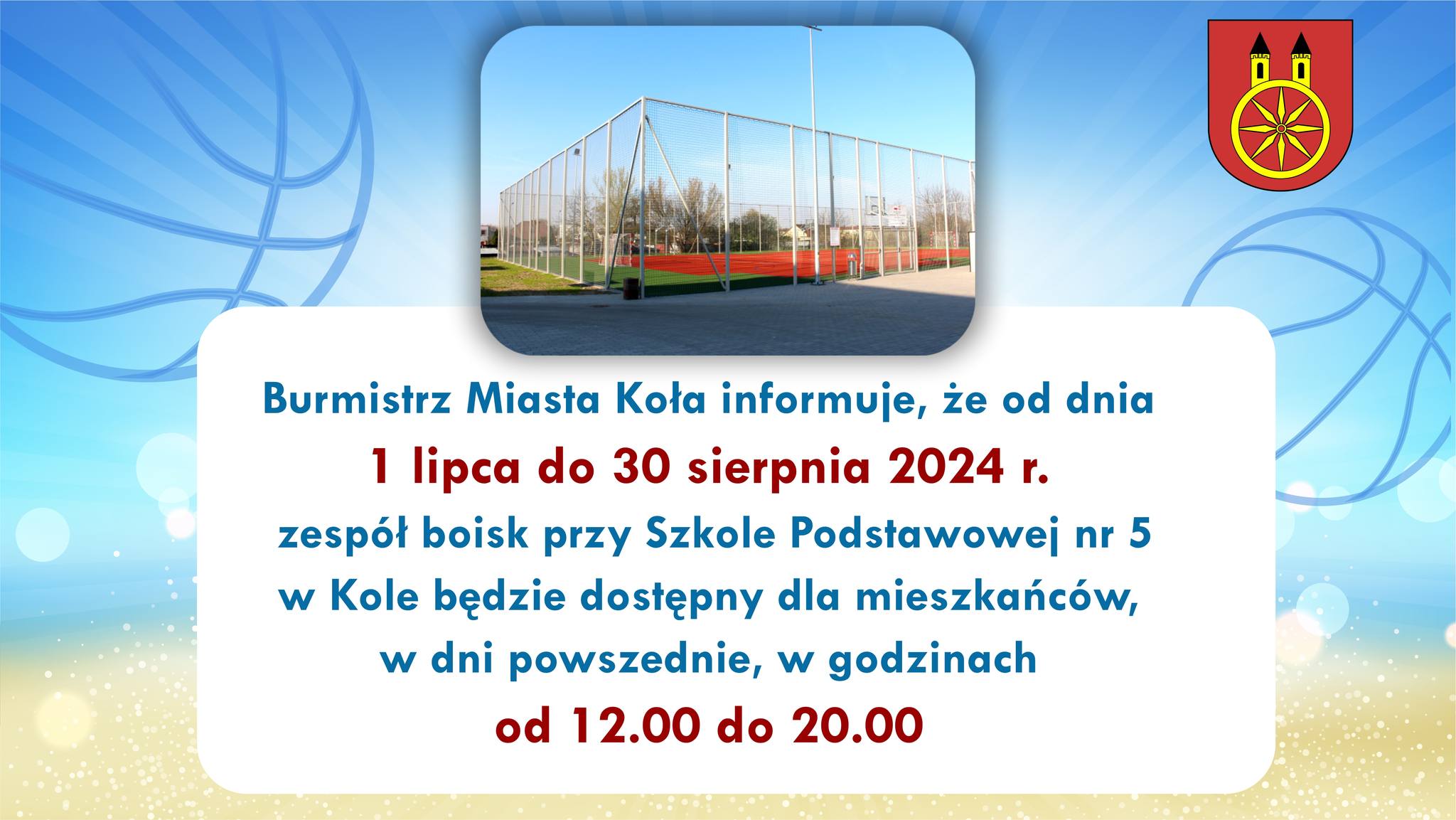 Zdjęcie przedstawia informację Burmistrza Miasta Koła, że zespół boisk przy SP nr 5 w Kole będzie dostępny dla mieszkańców, w dni powszednie, od 12.00 do 20.00. U góry plakatu zdjęcie ogrodzonego kompleksu boisk sportowych