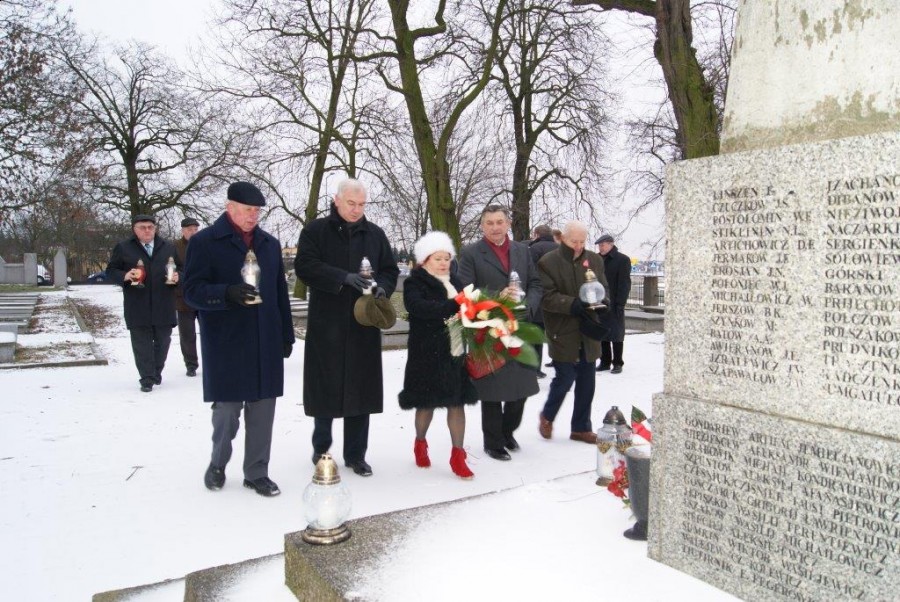 Złożą wiązanki kwiatów i zapalą znicze 