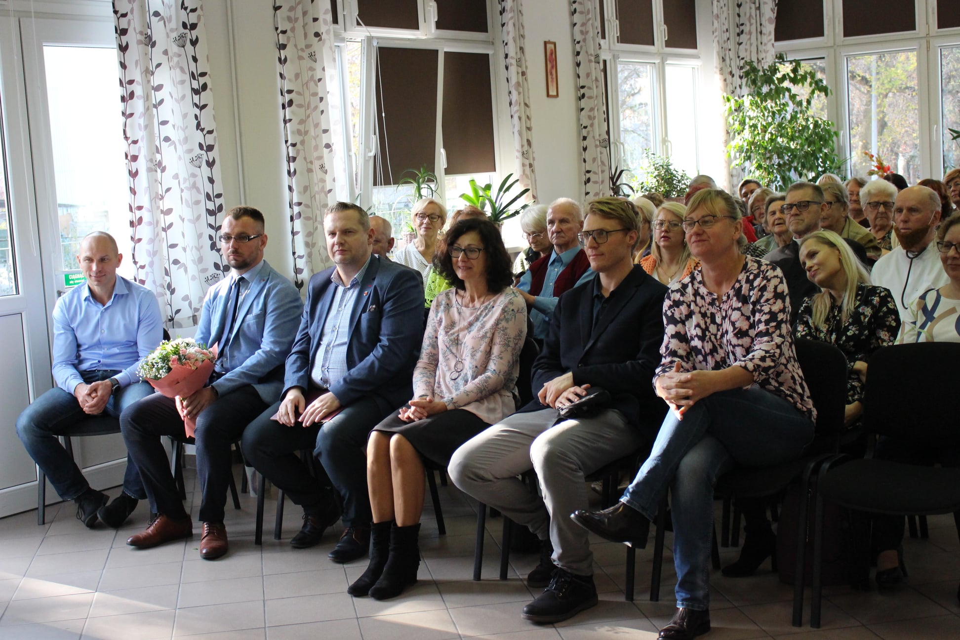Uczestnicy obchodów Dnia Seniora wraz z Burmistrzem Miasta Koła Krzysztofem Witkowskim