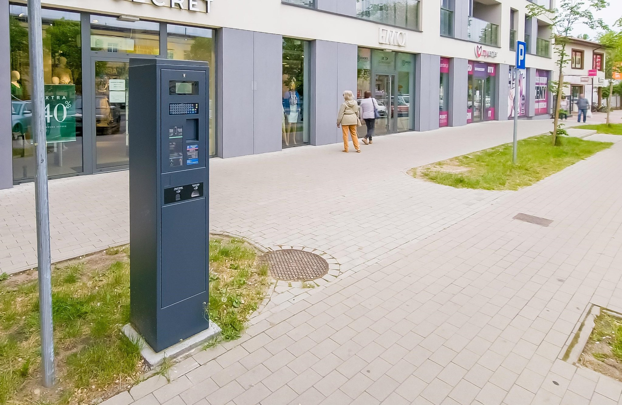Zdjęcie parkomatu na ul. Sienkiewicza, na parkingach w Kole.