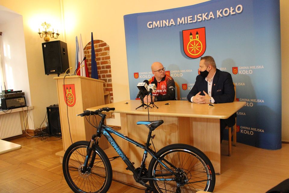 Zdjęcie przedstawia burmistrza i Kamila.