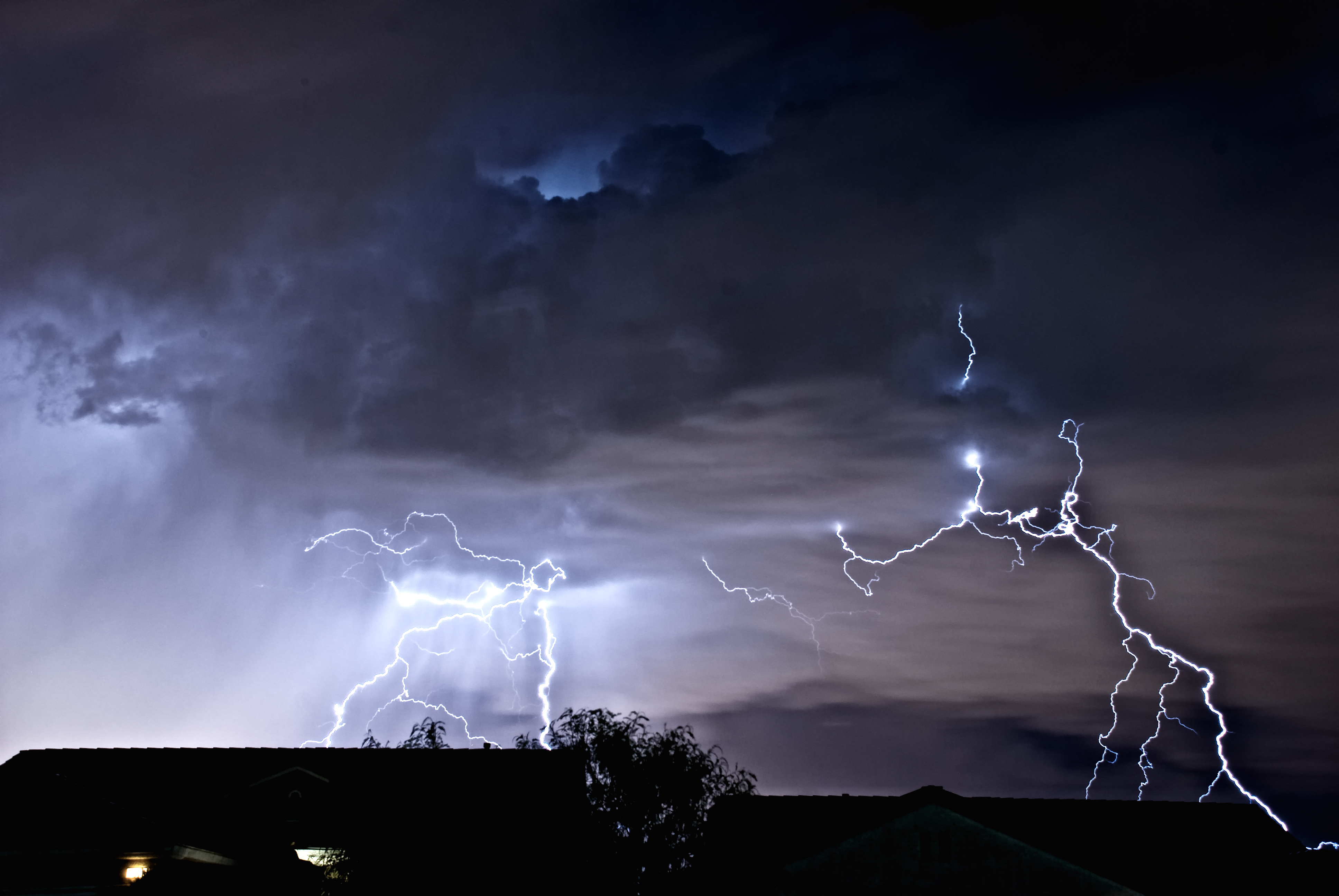 Zdjęcie przedstawia nocne wyładowania atmosferyczne.
