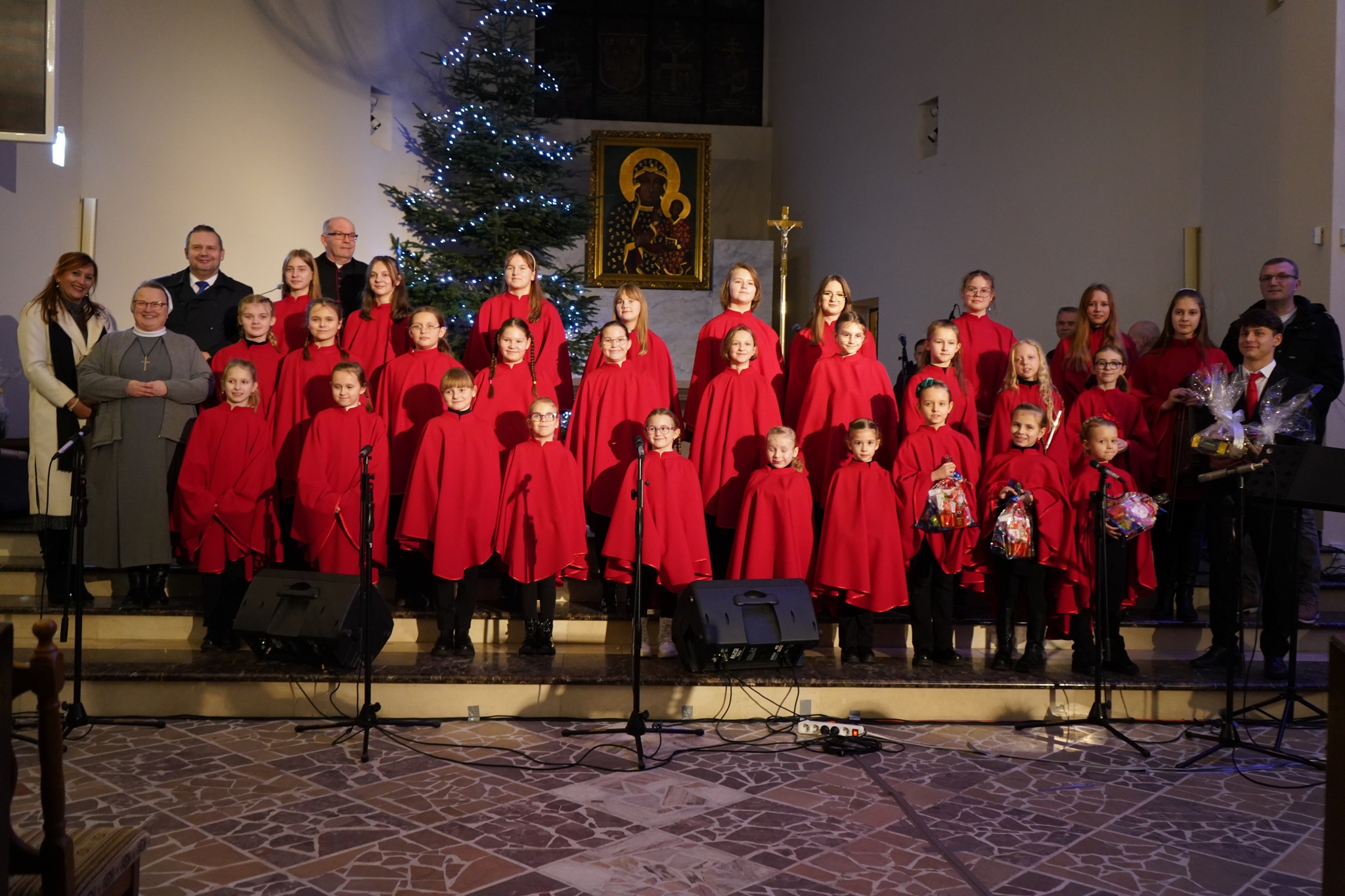 Schola dziecięco-młodzieżowa i Magdalena Grzechnik z zespołem w Kościele Matki Bożej Częstochowskiej