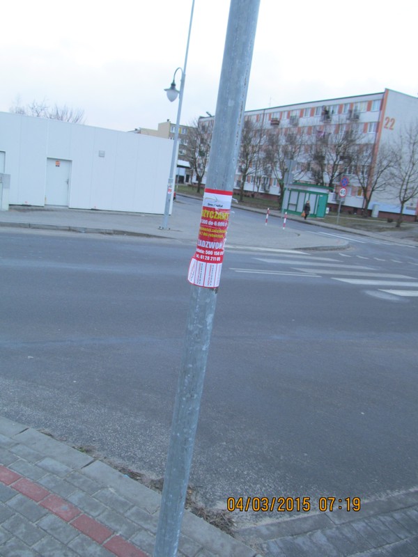 Ulotki na słupach szpecą miasto