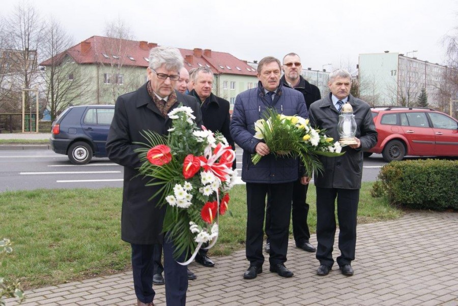 Zapalili znicze i złożyli wiązanki pod wizerunkiem św. Jana Pawła II