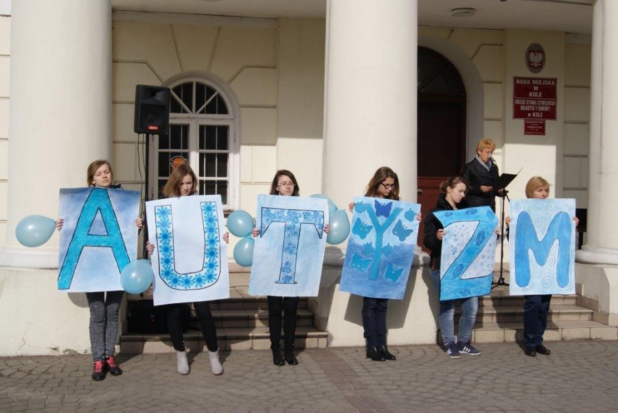 Dzień na Niebiesko dla Autyzmu przed ratuszem miejskim