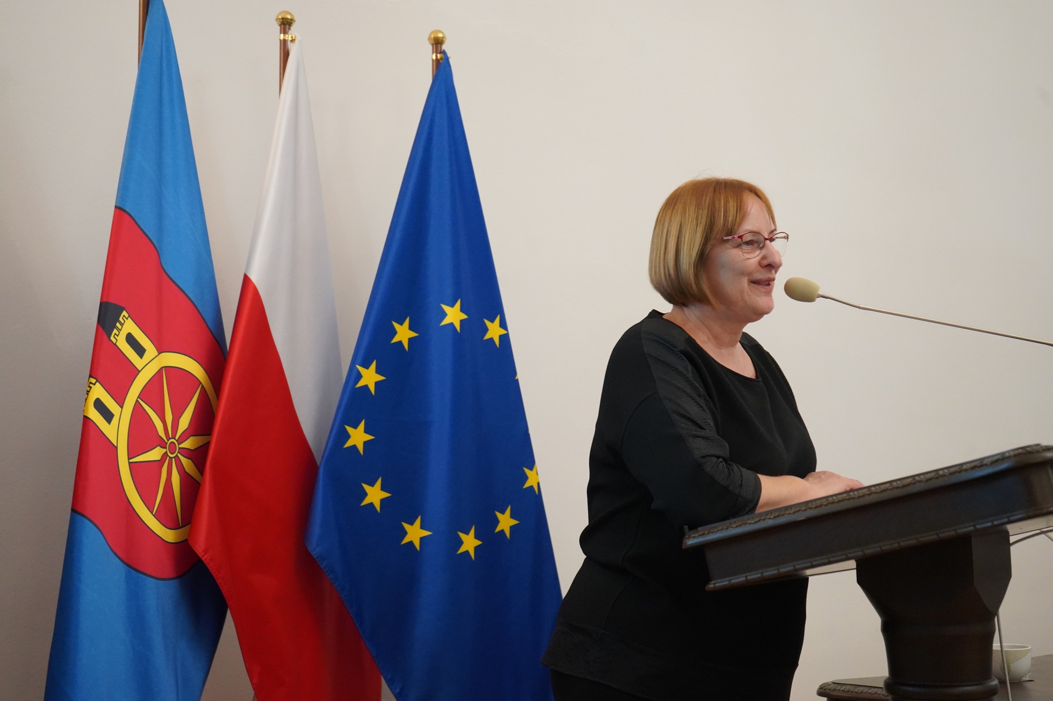 Prezes Stowarzyszenia Przyjaciół Miasta Koła nad Wartą Pani Aleksandra Kowalska w sali w Ratuszu