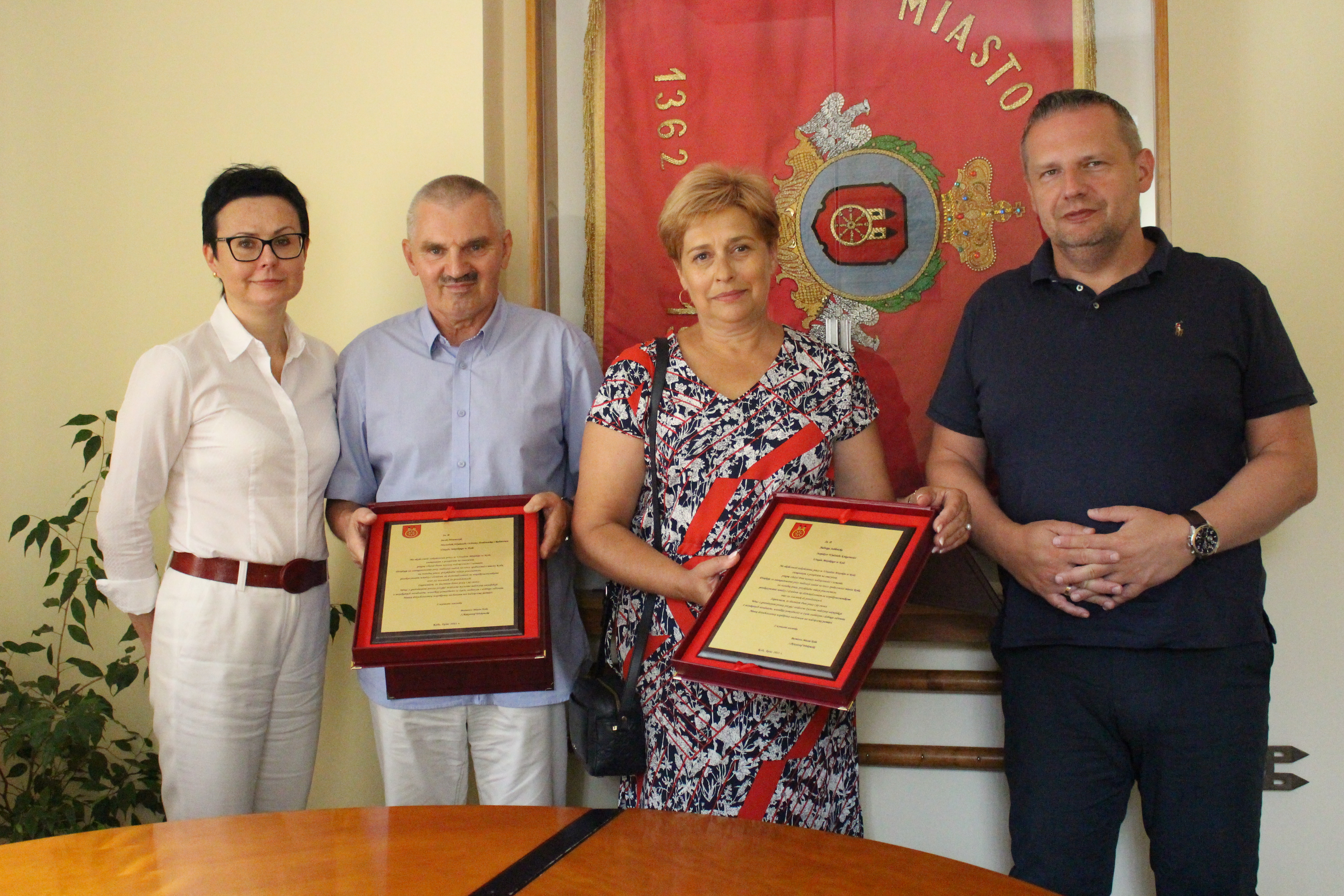 Zdjęcie przedstawia emerytów, włodarza i sekretarza