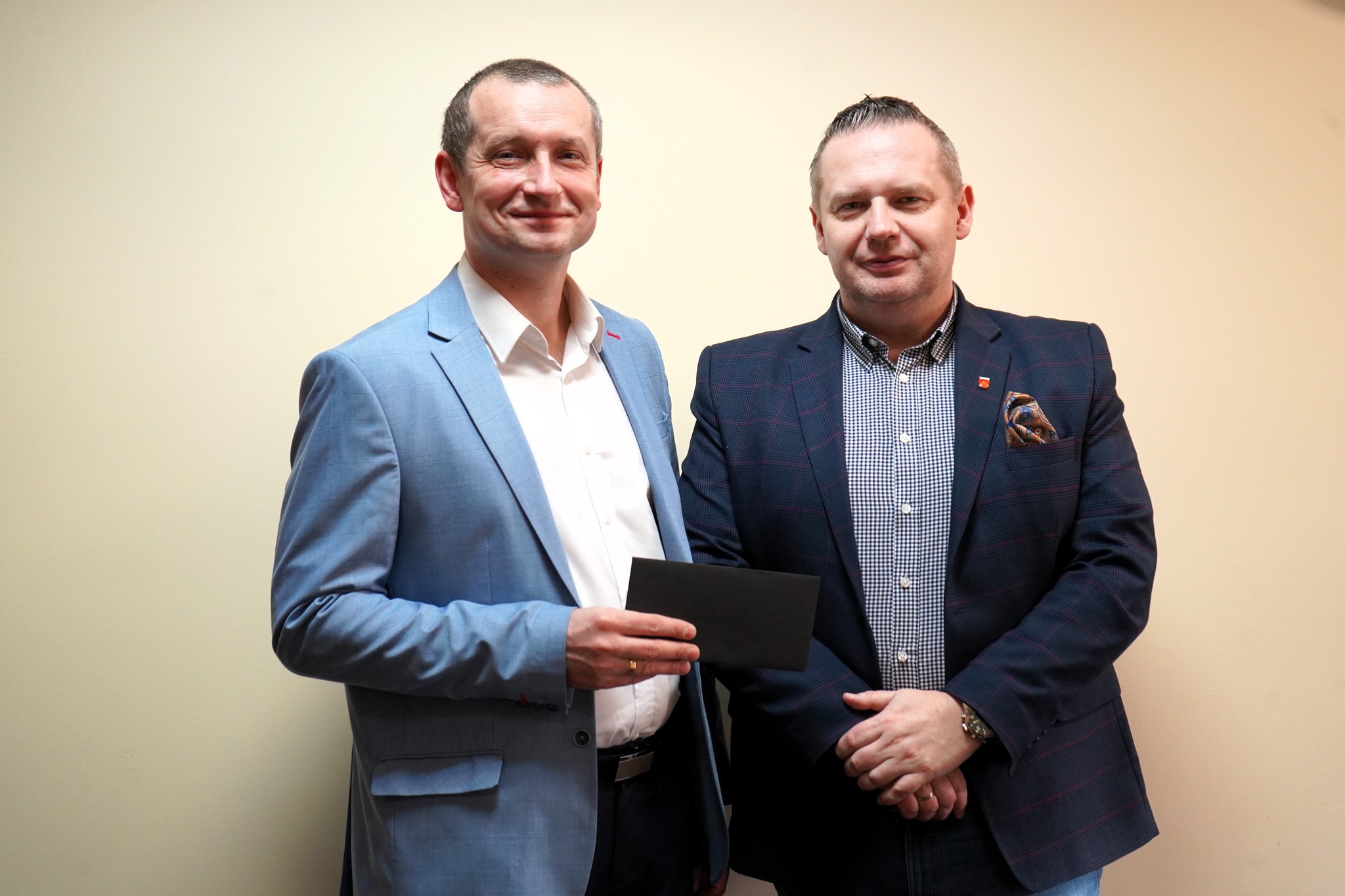 Burmistrz Miasta Koła Krzysztof Witkowski i zwycięzca konkursu walentynkowego