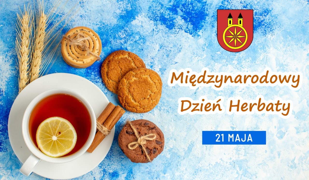 Plansza przedstawia filiżankę herbaty z cytryną, ciasteczka i przyprawy na niebieskim tle oraz napis „Międzynarodowy Dzień Herbaty – 21 maja”. W prawym górnym rogu widać herb miasta Koła.