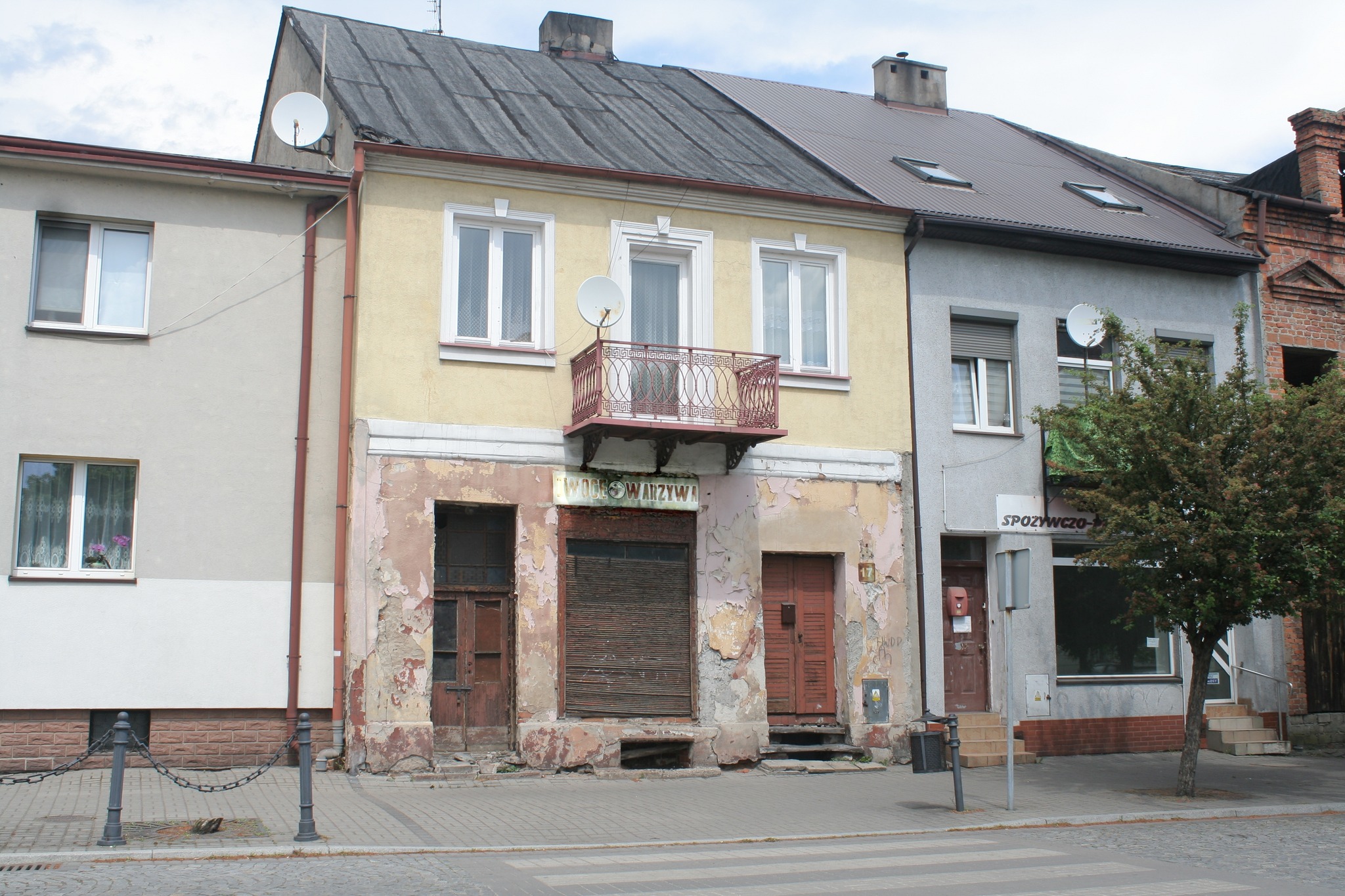 Zdjęcie przedstawia kamienice na Starym Rynku w Kole