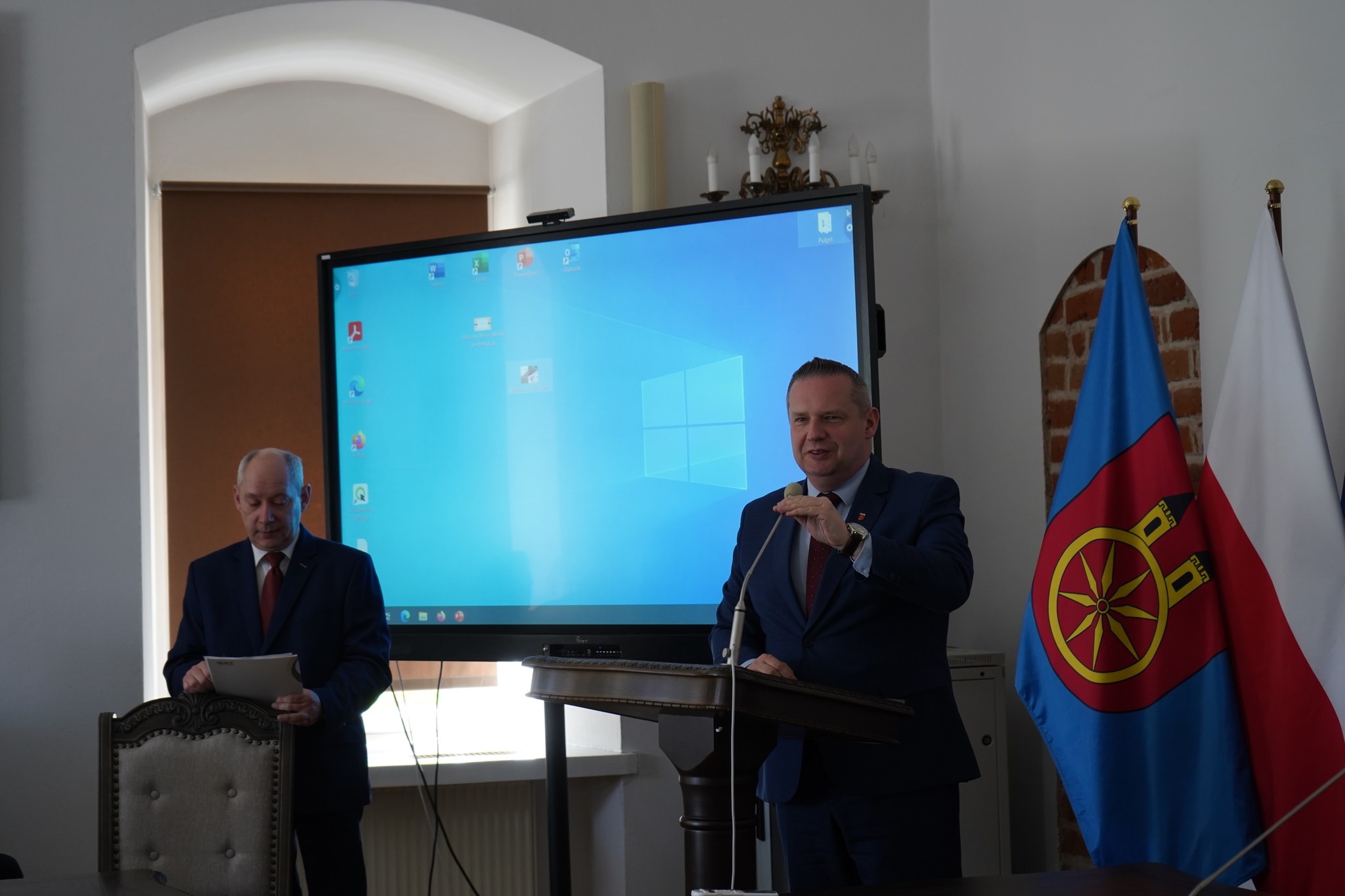 Burmistrz Koła Krzysztof Witkowski i Dyrektor Muzeum Technik Ceramicznych w Kole Tomasz Nuszkiewicz