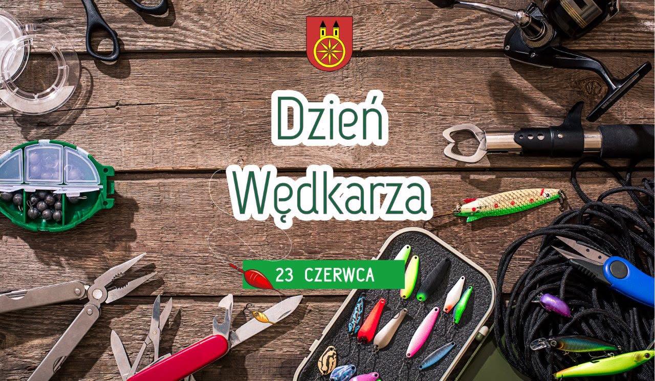 Grafika z okazji Dnia Wędkarza, 23 czerwca. Na drewnianym blacie rozłożony sprzęt wędkarski: kołowrotek, przynęty, szczypce, żyłka, nożyk. U góry herb miasta, na środku napis: Dzień Wędkarza, 23 czerwca.
