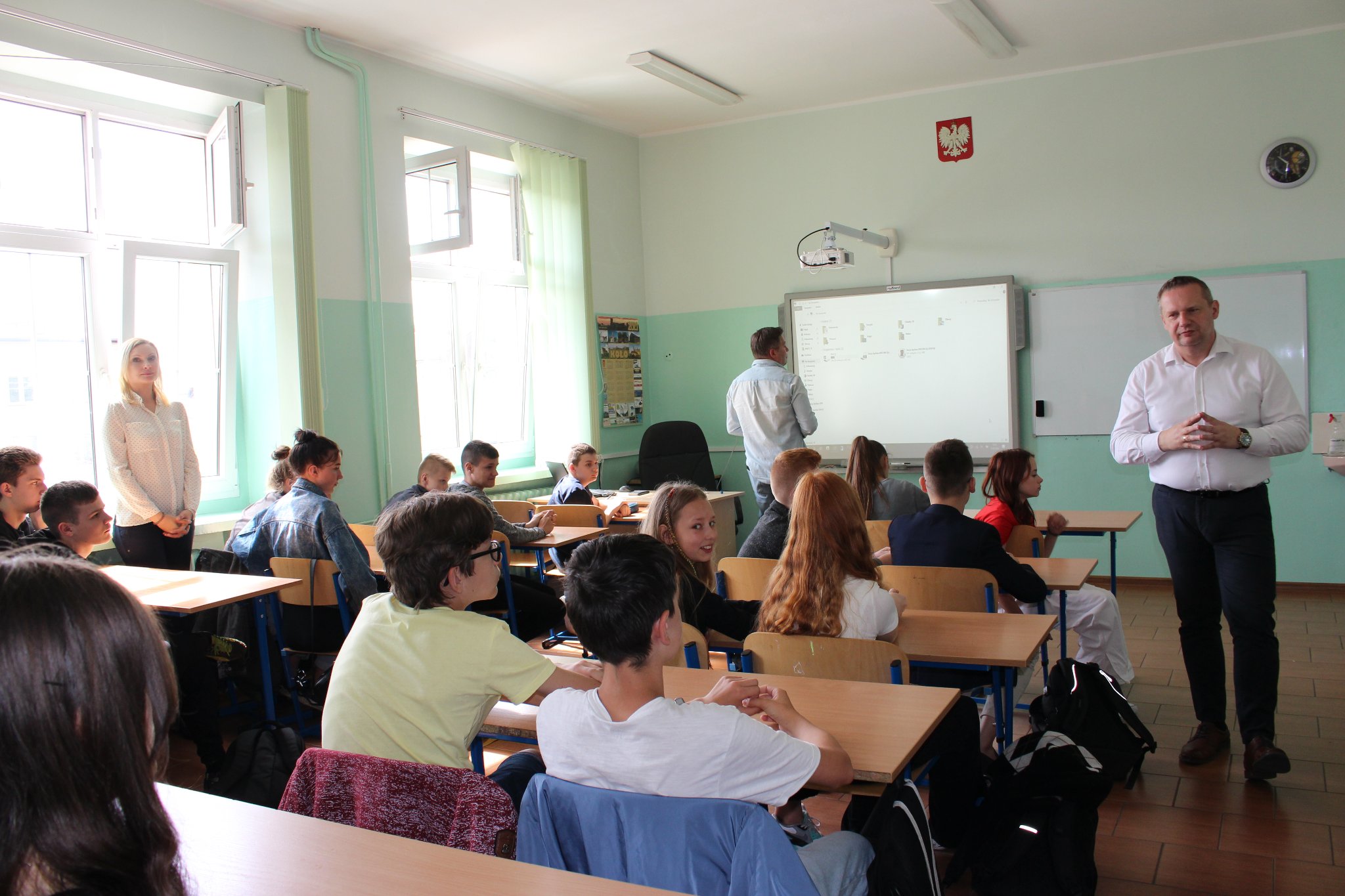 Burmistrz Miasta Koła Krzysztof Witkowski podczas prelekcji w kolskiej Szkole Podstawowej Nr 3