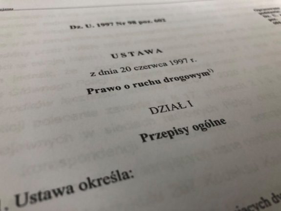 Zdjęcie przedstawia tytułowa stronę Ustawy Prawo o ruchu drogowym