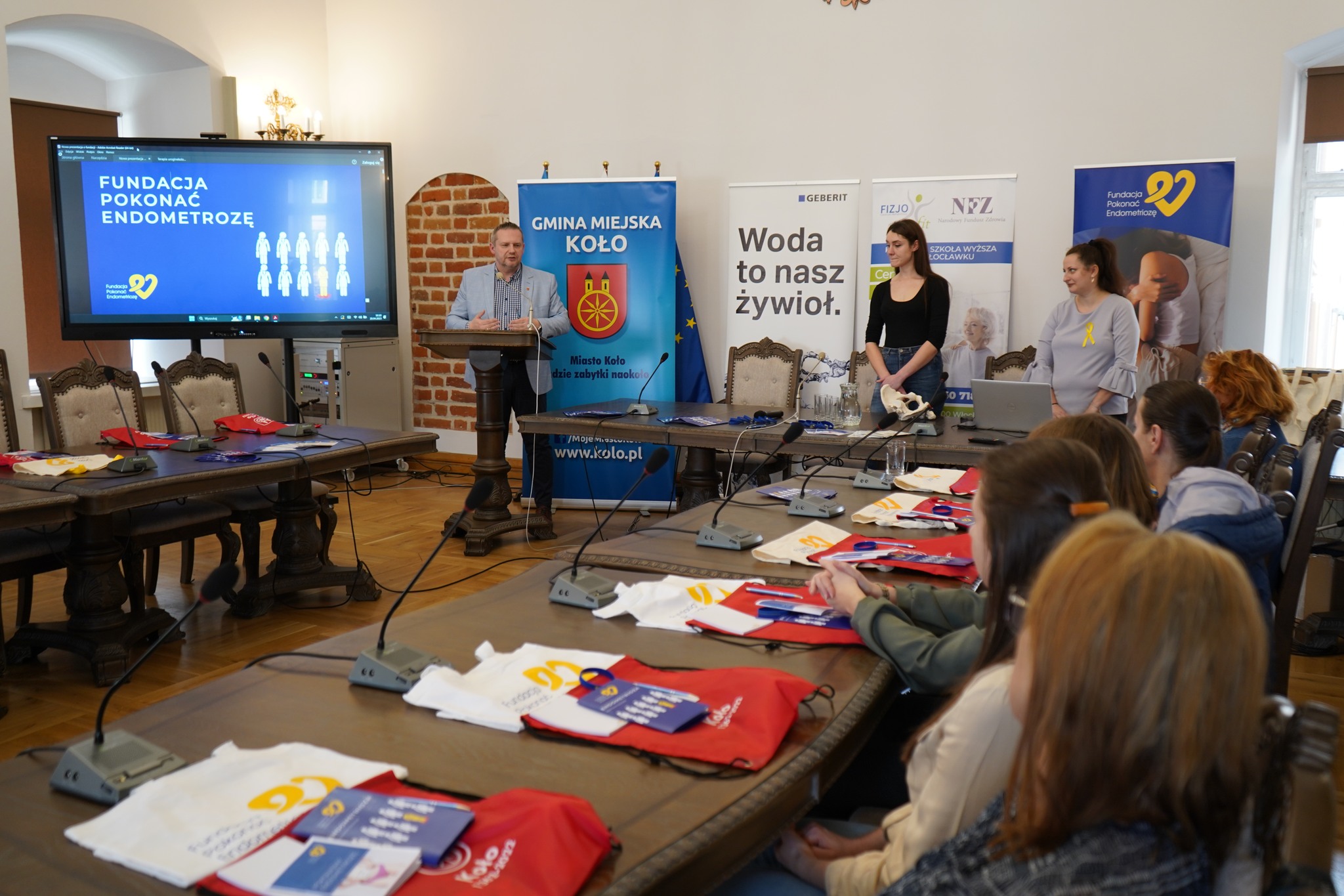 Uczestnicy Kolskiego Dnia Świadomości Endometriozy w sali sesyjnej Ratusza w Kole