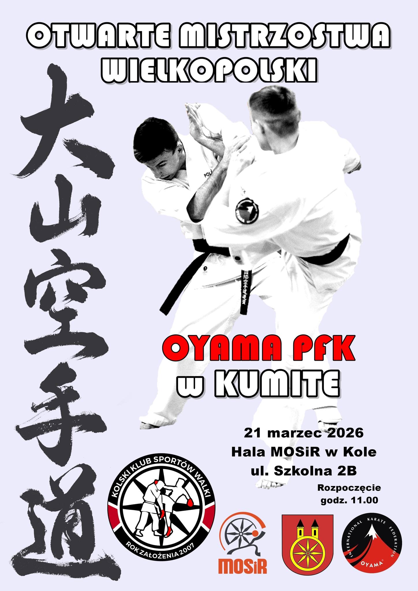 Plakat promuje Otwarte Mistrzostwa Wielkopolski Oyama PFK w kumite. Utrzymany jest w minimalistycznej, kontrastowej stylistyce – jasne tło zestawiono z czarno-białą fotografią dwóch zawodników karate w trakcie walki.