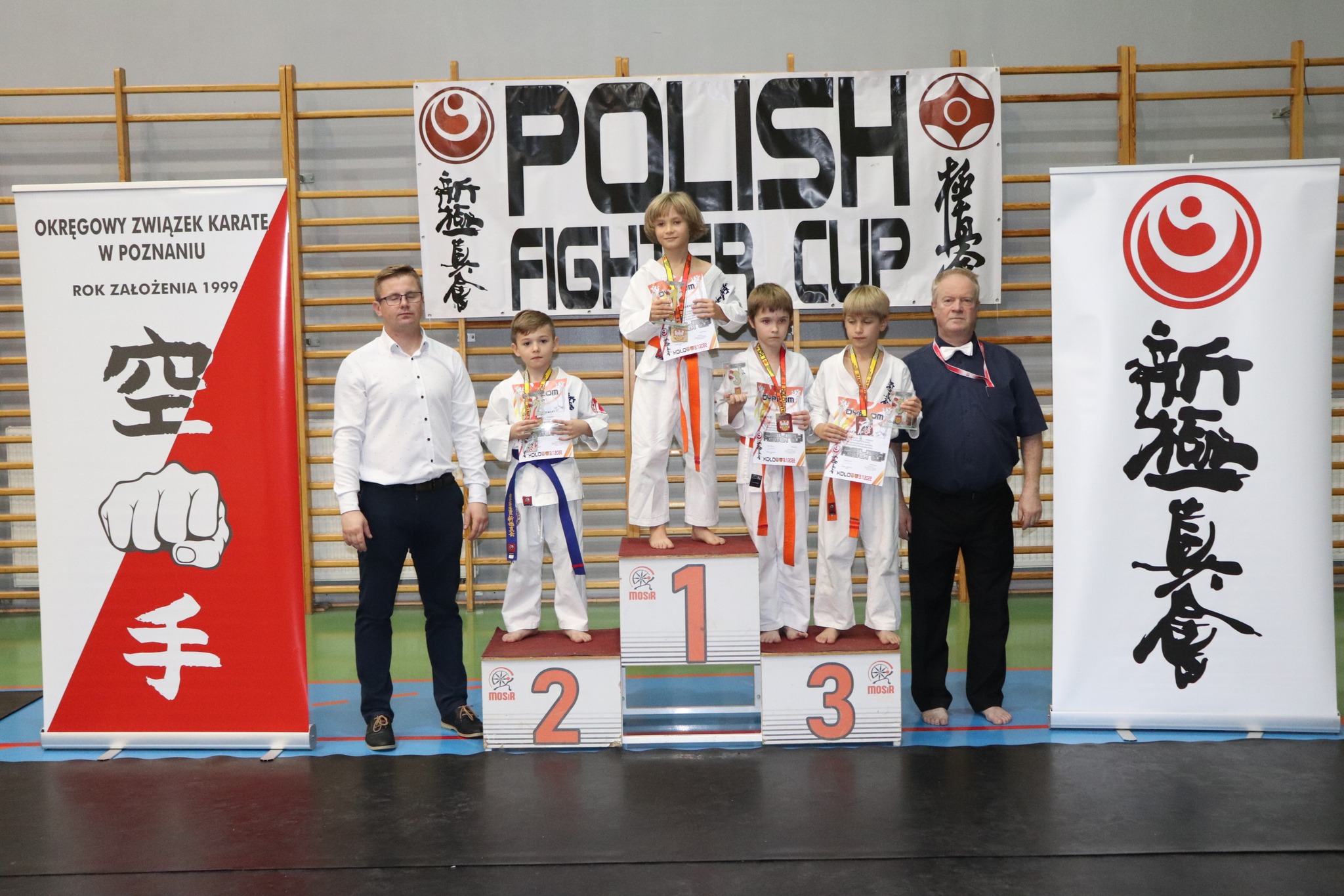 Zawodniczki z pucharami i dyplomami stoją na podium