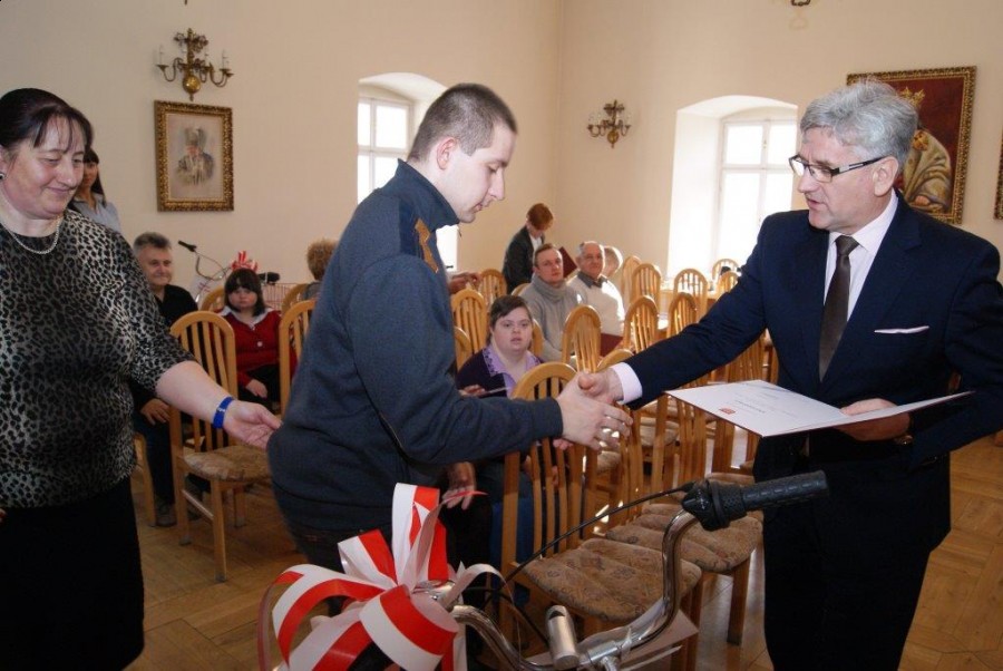 Burmistrz przekazał trójkołowe rowery rehabilitacyjne