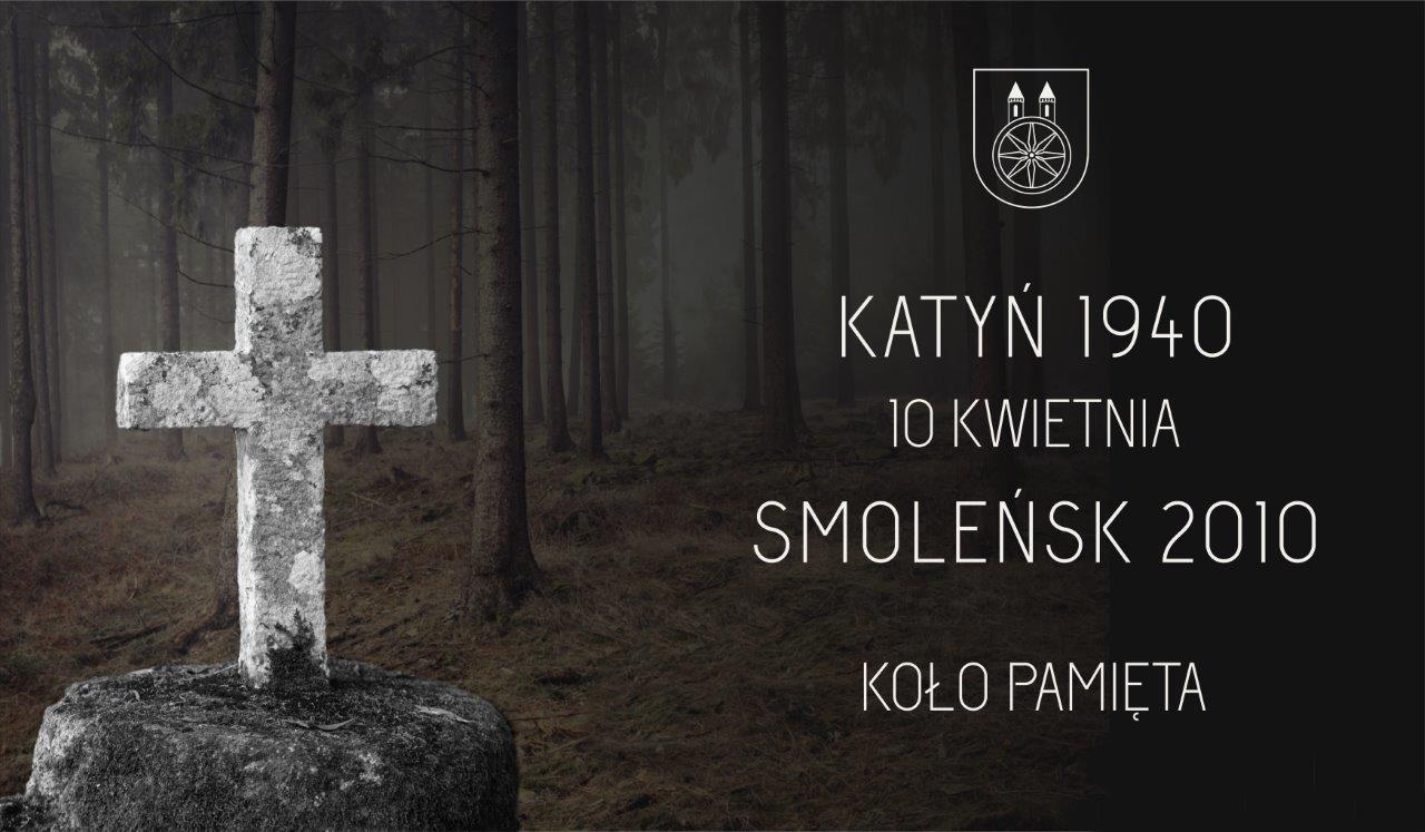 Plansza przedstawia kamienny krzyż stojący w lesie. Po prawej stronie znajduje się ciemne tło z białym napisem: Katyń 1940 – 10 kwietnia – Smoleńsk 2010 – Koło pamięta. U góry widnieje herb miasta Koła.