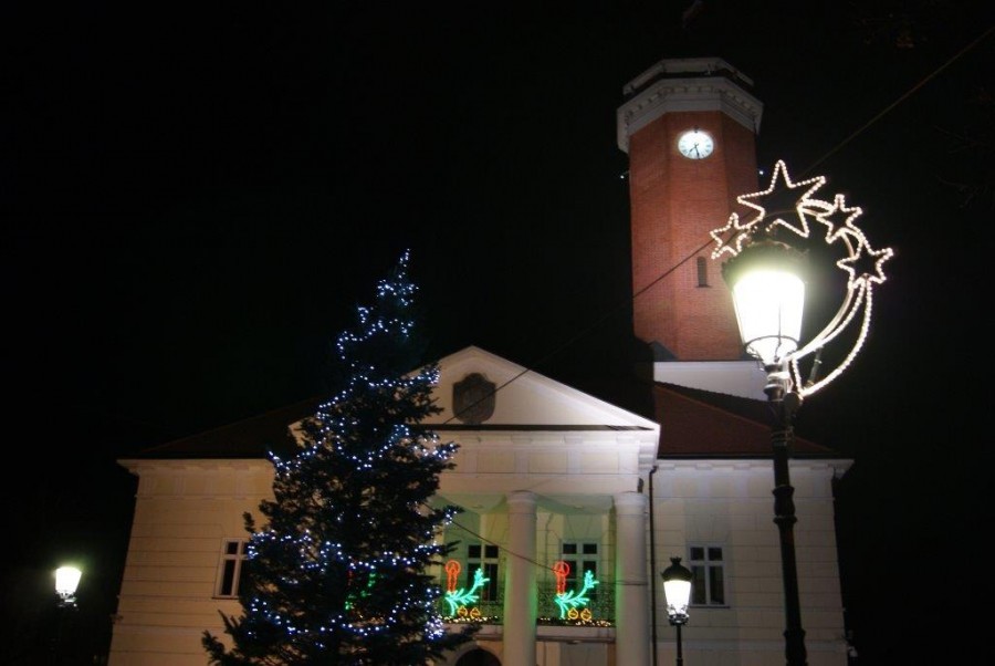 Miasto zdobione świątecznymi iluminacjami
