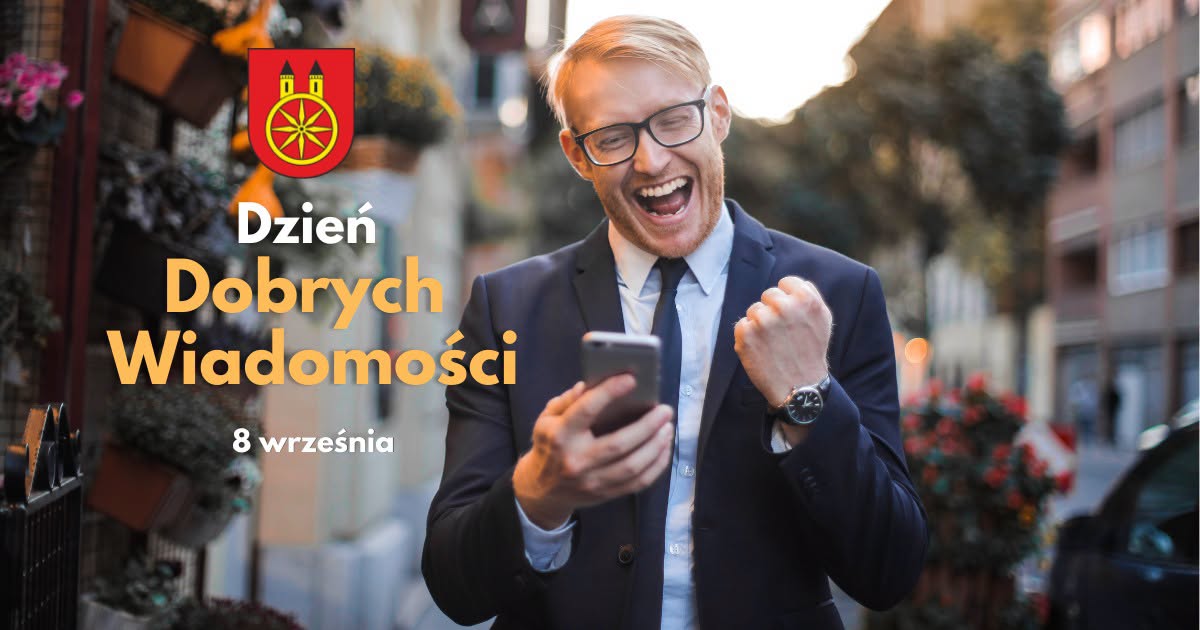 Baner z uśmiechniętym mężczyzną w garniturze i okularach, który patrzy w telefon i unosi zaciśniętą pięść w geście radości. W tle ulica miasta z kwiatami. Po lewej herb Koła i napis Dzień Dobrych Wiadomości, 8 września.